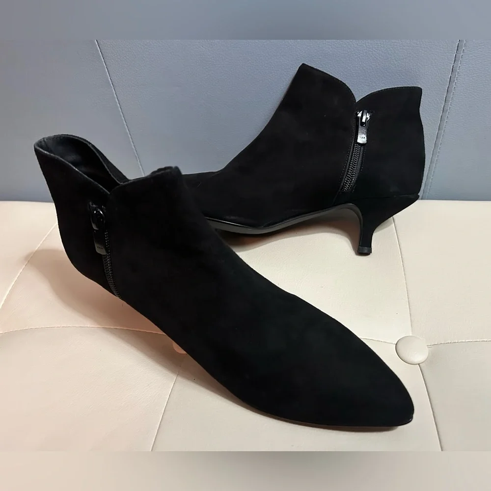 NWOT black Suede kitten ankle heel boots Italian Sz 38 / 7.5 chic classic
